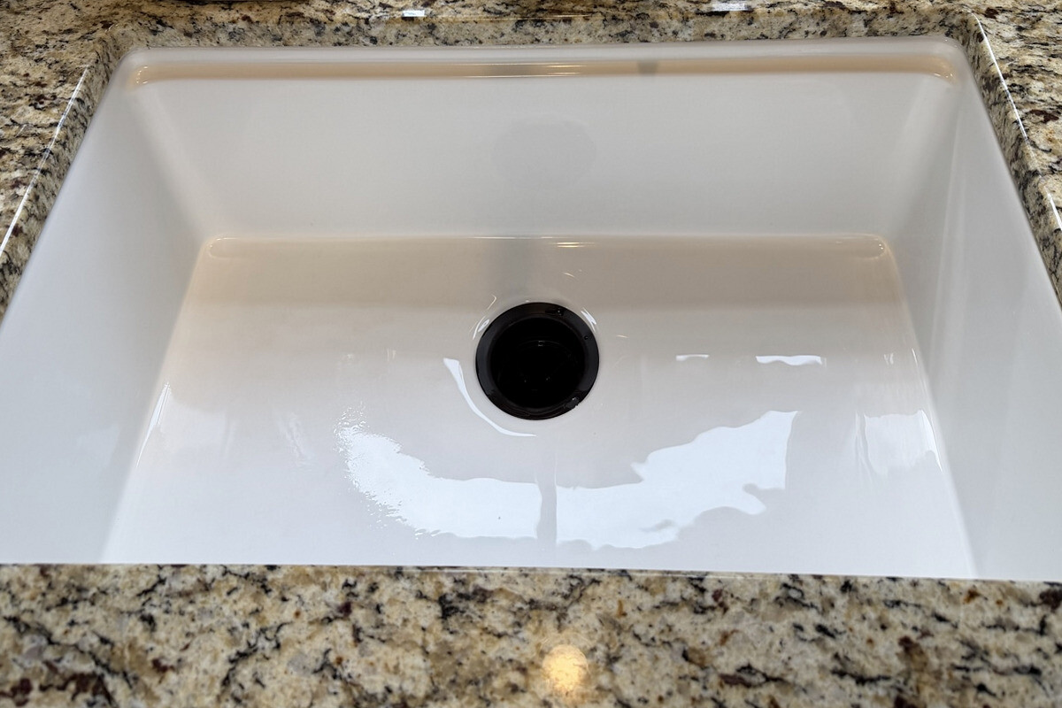 After: the same sink, clean and streak-free